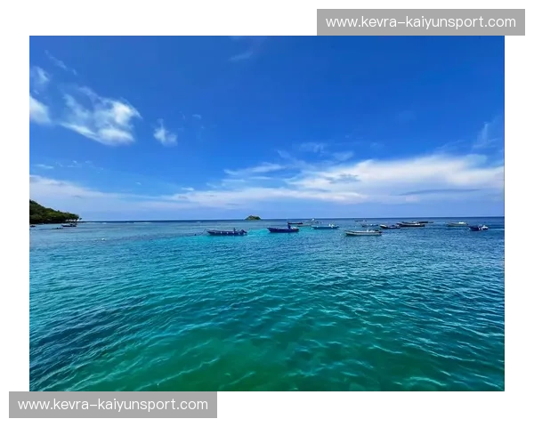 迷醉双城：香港的霓虹与马尔代夫的蔚蓝，哪一抹色彩最动你心？